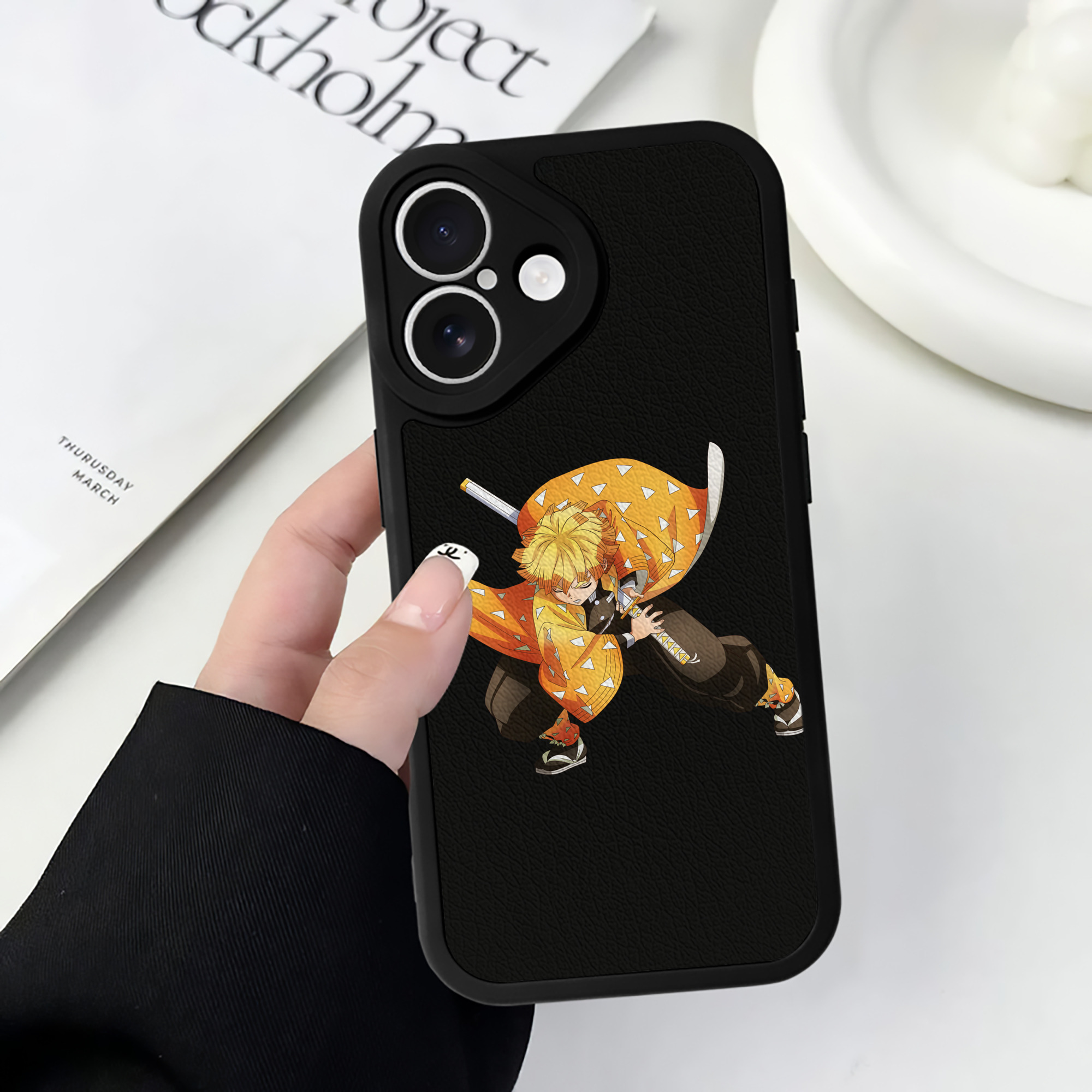 （画像用） 鬼滅の刃（きめつのやいば）我妻 善逸／あがつま ぜんいつ Agatsuma Zenitsu 【iPhone 16シリーズ対応】シリコンスマホケース（レザー調） 材質：シリコン